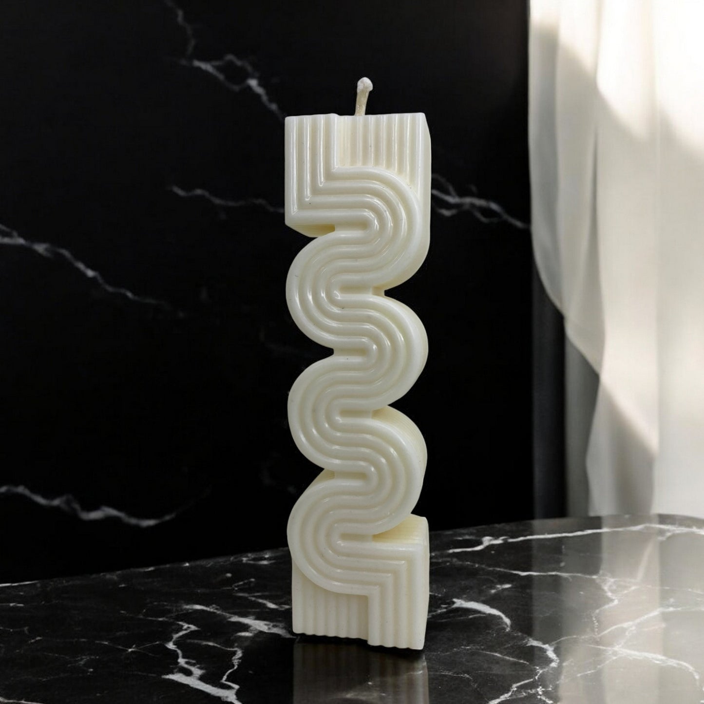 Bougie Xoco, sculptée en forme de colonne aztèque, cire végétale parfumée, idéale pour une ambiance cocooning et chaleureuse, clair – HO'MAHA.
