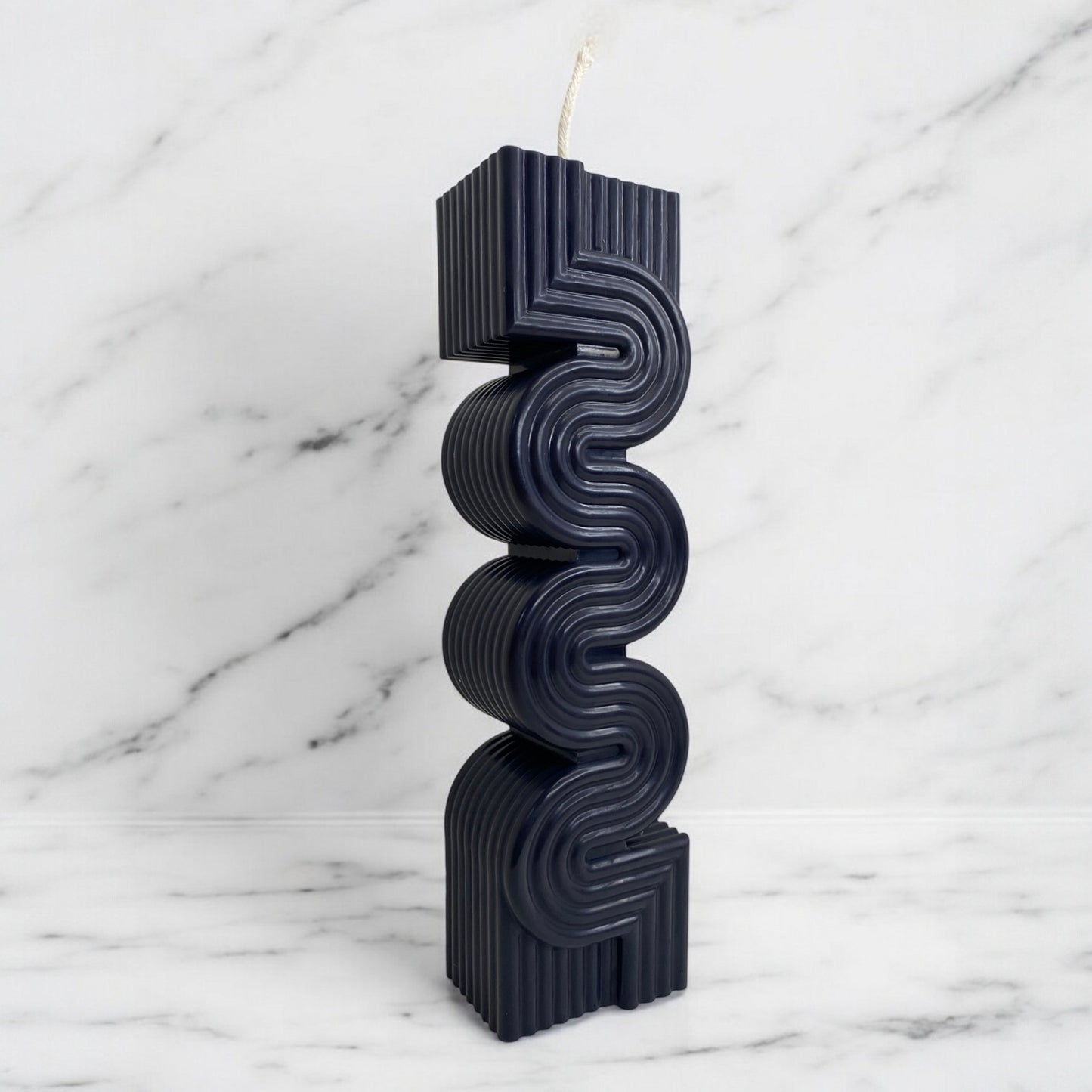 Bougie Xoco, sculptée en forme de colonne aztèque, cire végétale parfumée, idéale pour une ambiance cocooning et chaleureuse, couleur noir – HO'MAHA.