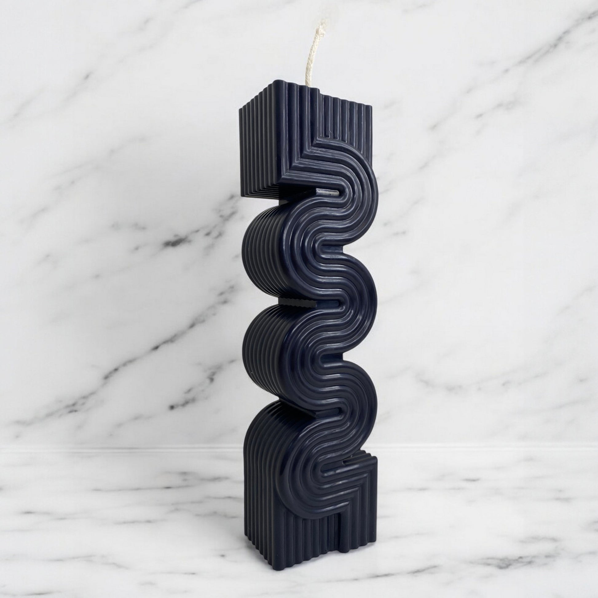 Bougie Xoco, sculptée en forme de colonne aztèque, cire végétale parfumée, idéale pour une ambiance cocooning et chaleureuse, couleur noir – HO'MAHA.