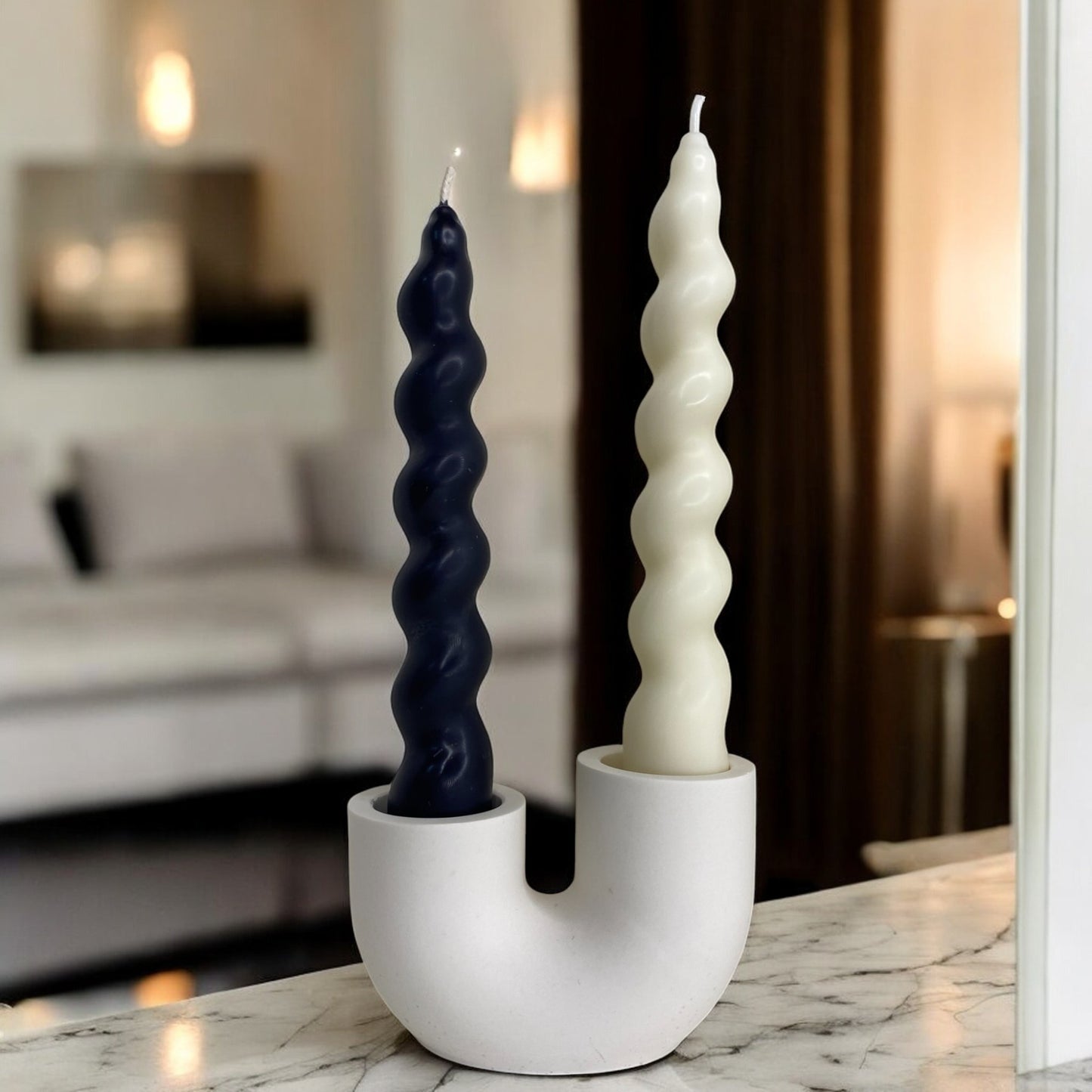 Chandelle Marrakech décorative parfumée en cire végétale, torsadée, couleur crème et noir , fabriquée à la main. Avec le bougeoir Soho– HO'MAHA