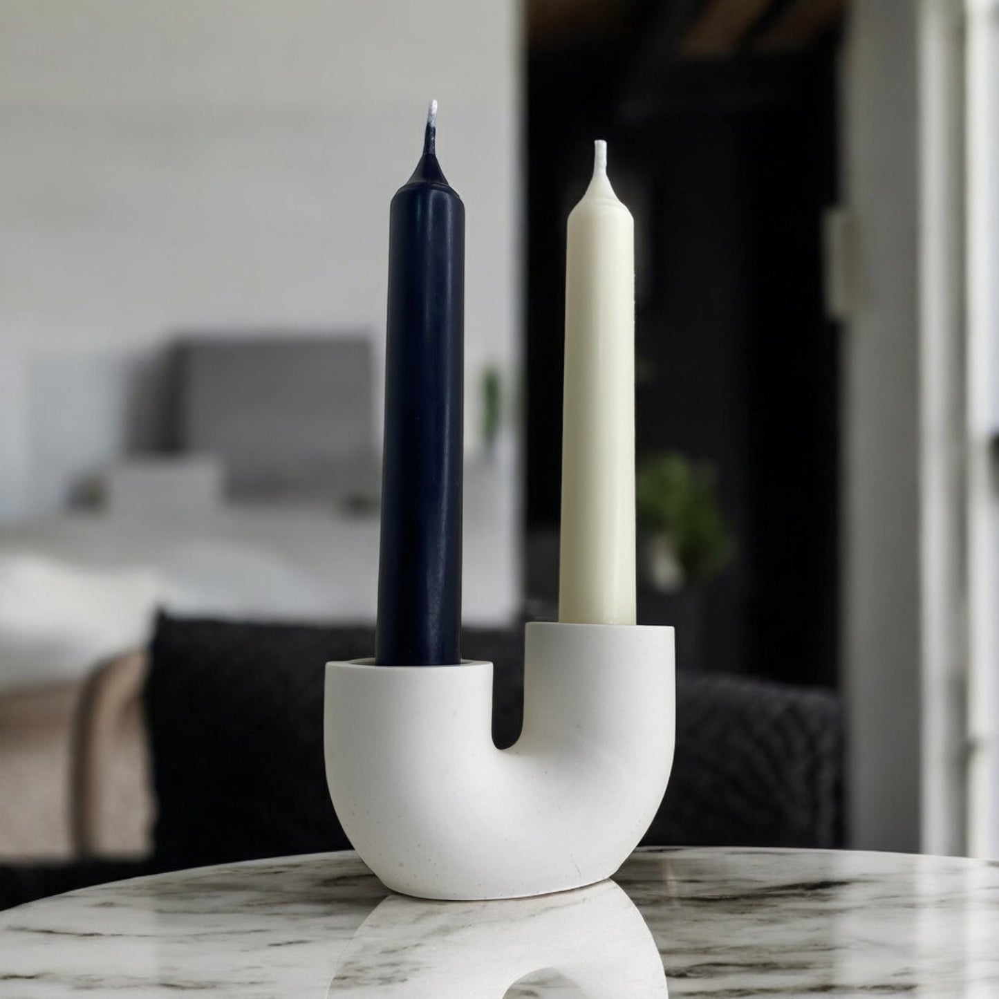 Chandelle Moscou décorative parfumée en cire végétale, droite, couleur noir et blanc, fabriquée à la main. Avec le bougeoir Soho – HO'MAHA.