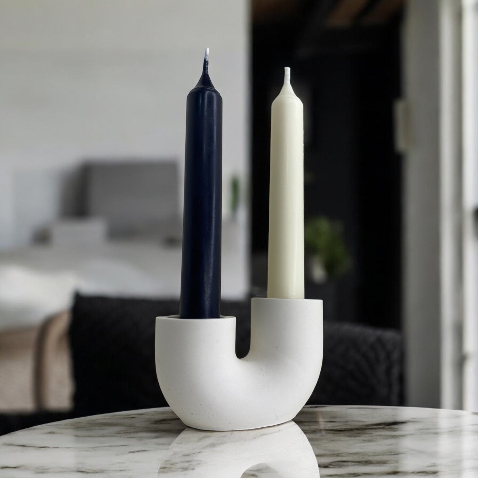 Chandelle Moscou décorative parfumée en cire végétale, droite, couleur noir et blanc, fabriquée à la main. Avec le bougeoir Soho – HO'MAHA.