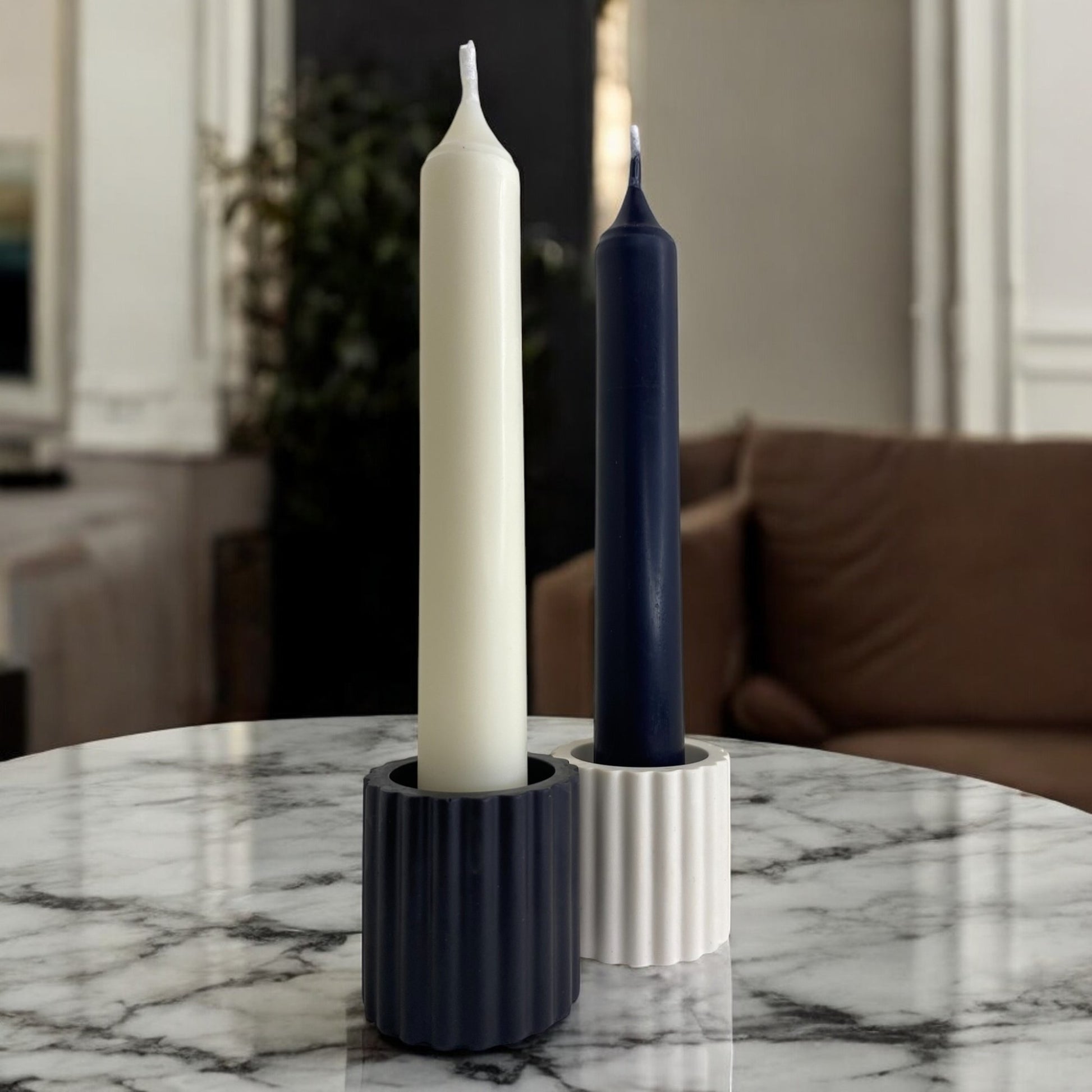Chandelle Moscou décorative parfumée en cire végétale, droite, couleur noir et blanc, fabriquée à la main. Avec bougeoirs siena noir et blanc – HO'MAHA.