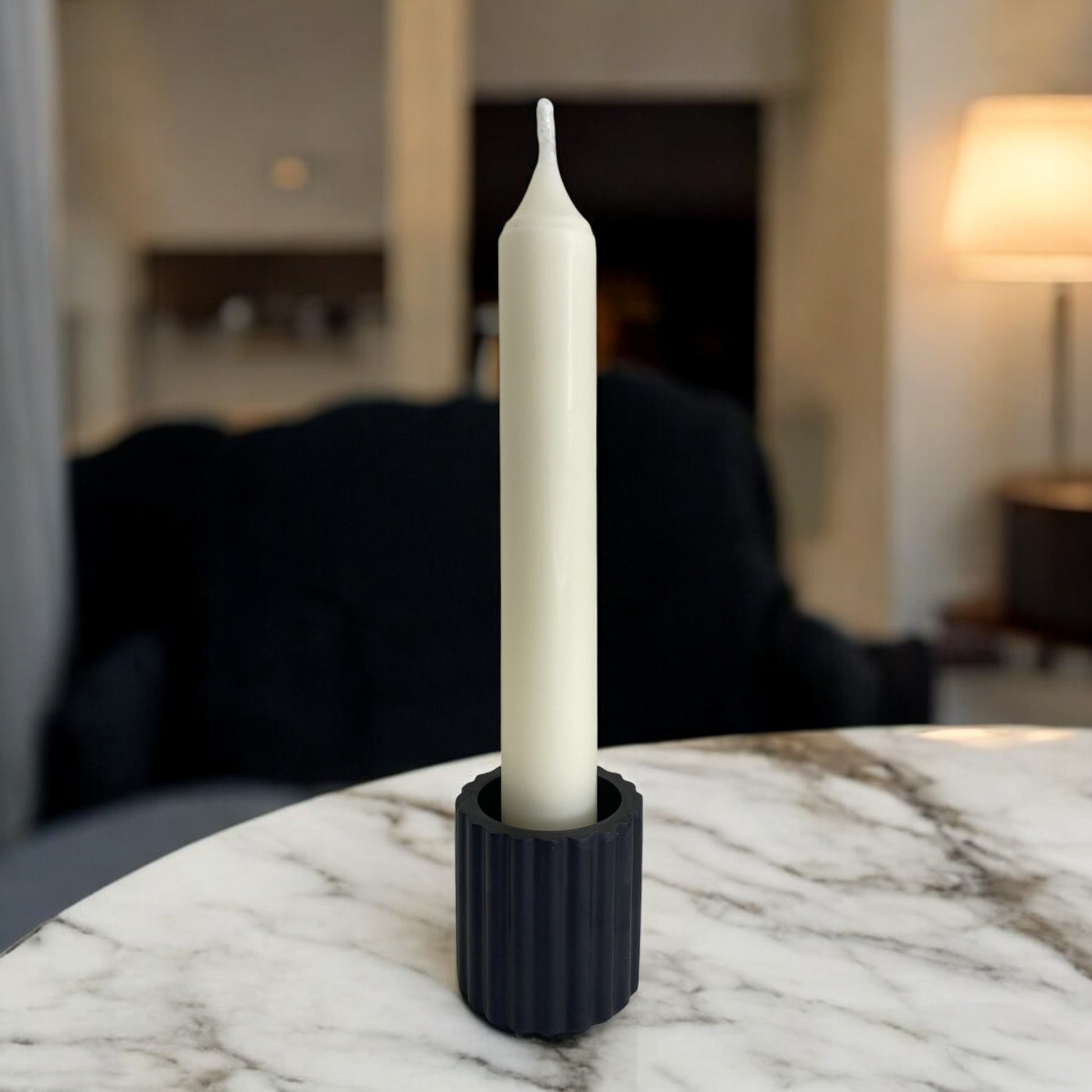 Chandelle Moscou décorative parfumée en cire végétale, droite, couleur crème, fabriquée à la main. Avec le bougeoir siena noir – HO'MAHA.