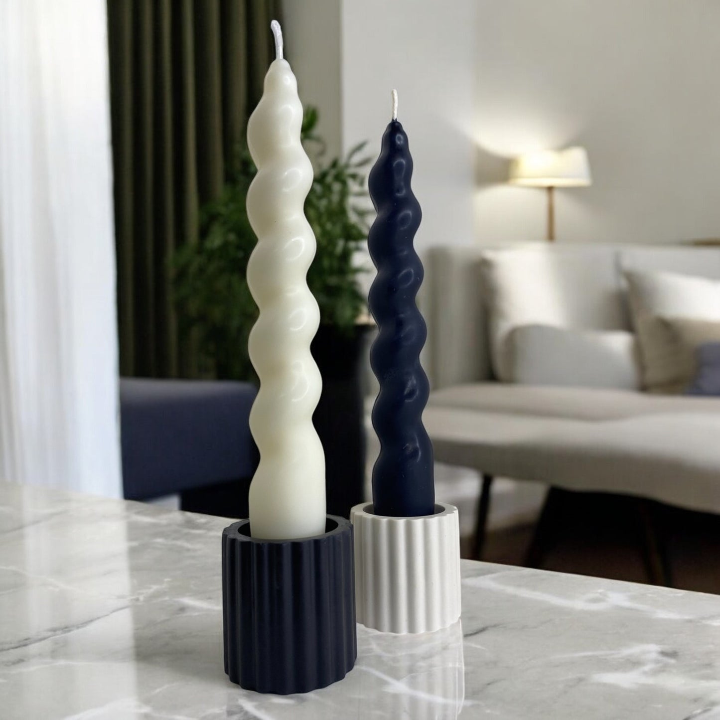 Chandelle Marrakech décorative parfumée en cire végétale, torsadée, couleur crème et noir, fabriquée à la main. Avec bougeoir Siena – HO'MAHA. 