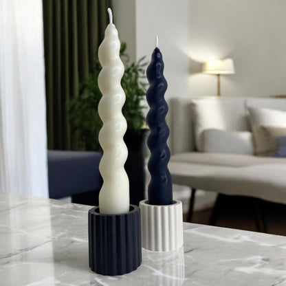 Chandelle Marrakech décorative parfumée en cire végétale, torsadée, couleur crème et noir, fabriquée à la main. Avec bougeoir Siena – HO'MAHA. 