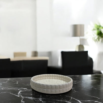 Plateau Barcelone décoratif en Jesmonite texturé beige, parfait pour organisateur bijoux, bougies ou objets déco – HO'MAHA.
