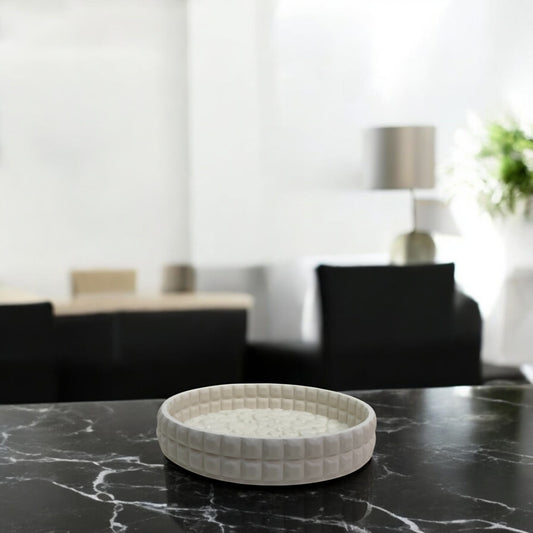 Plateau Barcelone décoratif en Jesmonite texturé beige, parfait pour organisateur bijoux, bougies ou objets déco – HO'MAHA.
