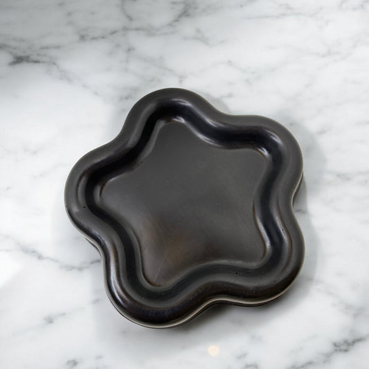 Plateau décoratif en Jesmonite noir, parfait pour organisateur bijoux, bougies ou objets déco, couleur noir – HO'MAHA.