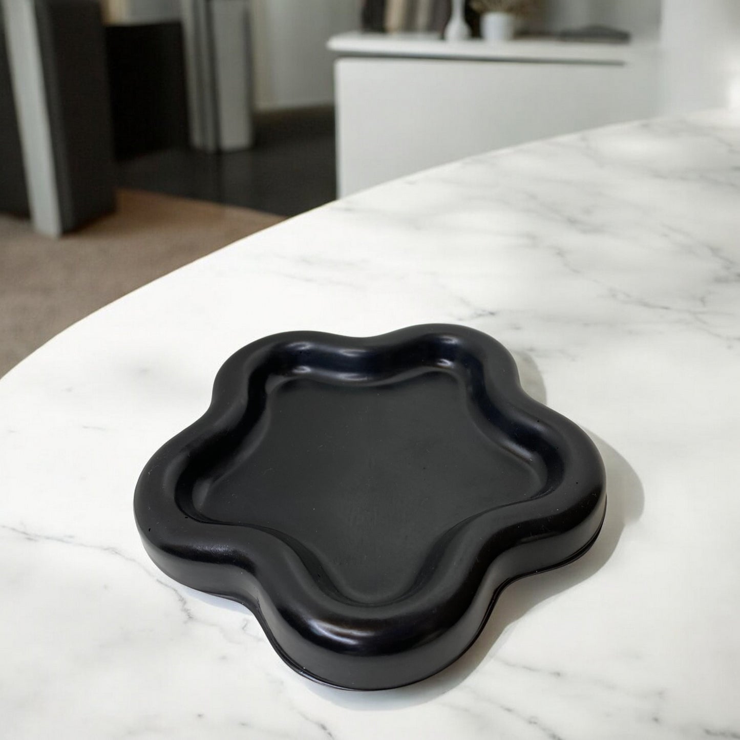 Plateau décoratif en Jesmonite noir en forme de fleurs, parfait pour organisateur bijoux, bougies ou objets déco – HO'MAHA.