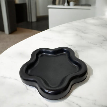 Plateau décoratif en Jesmonite noir en forme de fleurs, parfait pour organisateur bijoux, bougies ou objets déco – HO'MAHA.